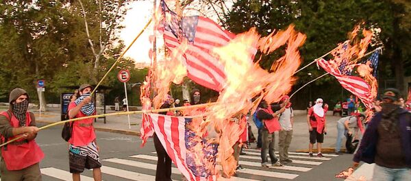 Bonaerenses queman la bandera de EEUU en protesta por la visita de Obama - Sputnik Mundo