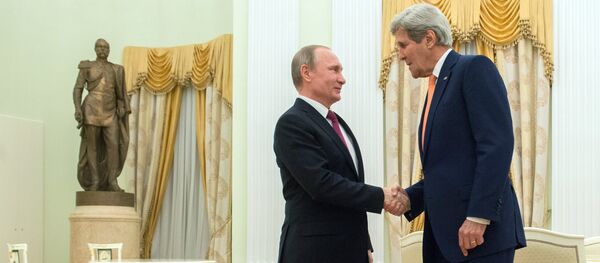 El encuentro entre el presidente de Rusia Vladímir Putin con John Kerry, el secretario de estado de EEUU - Sputnik Mundo