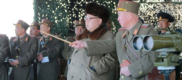 El líder de Corea del Norte, Kim Jong-un durante las maniobras - Sputnik Mundo