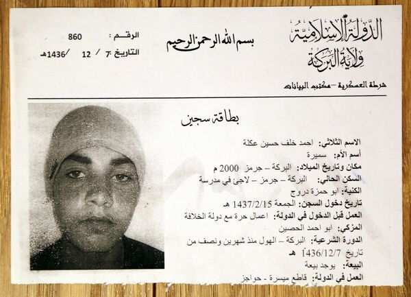 La mitad de una ficha sobre la ejecución de un joven por parte de Daesh —en esta y otras fichas semejantes faltaba la otra mitad—. Los habitantes locales indicaron que el joven fue acusado de haber asesinado a su tía. - Sputnik Mundo