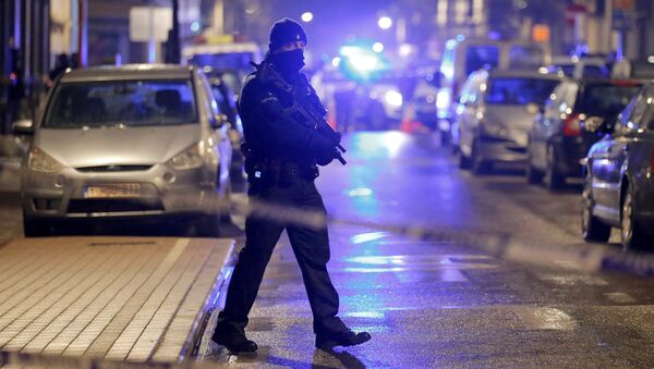 Un policía belga durante una operación en Schaerbeek (archivo) - Sputnik Mundo