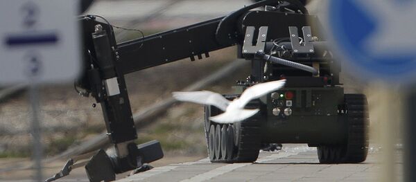 Un robot antiminas usado en la operación policial en Schaerbeek - Sputnik Mundo