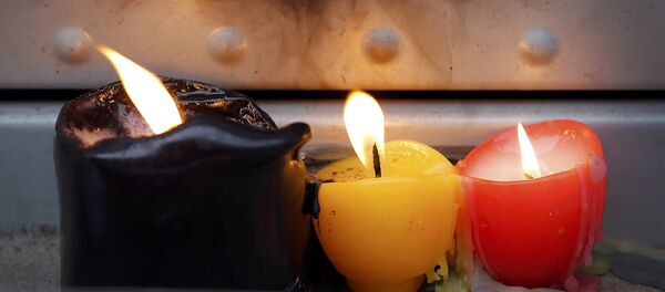 Cirios de colores de la bandera de Bélgica - Sputnik Mundo