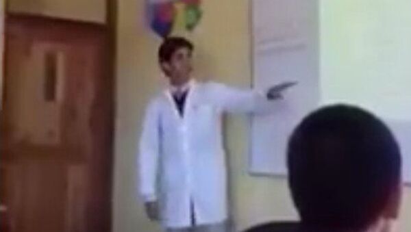 El profesor de historia, Jaime Ignacio Jaramillo Arias, de 23 años, sacó aplausos de sus alumnos al explicar las materias de la Primera Guerra Mundial a través de una canción de rap - Sputnik Mundo