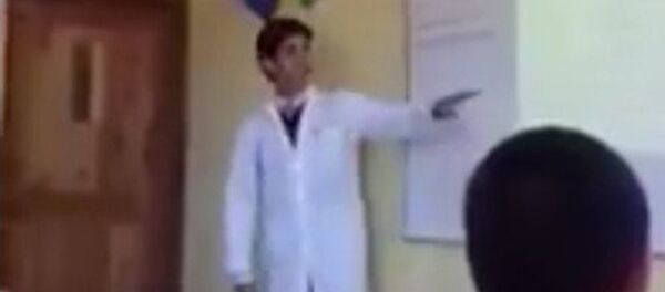 El profesor de historia, Jaime Ignacio Jaramillo Arias, de 23 años, sacó aplausos de sus alumnos al explicar las materias de la Primera Guerra Mundial a través de una canción de rap - Sputnik Mundo