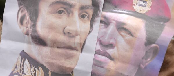 Carteles de Hugo Chávez y Simón Bolívar - Sputnik Mundo