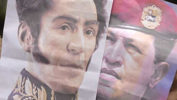 Carteles de Hugo Chávez y Simón Bolívar - Sputnik Mundo