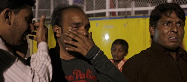 Un hombre llora tras la muerte de su familiar durante el atentado en Lahore, Pakistán - Sputnik Mundo
