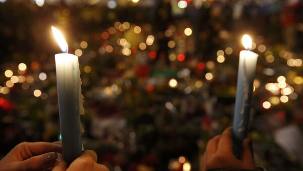 La gente rinde homenaje a las víctimas de los atentados en Bruselas - Sputnik Mundo