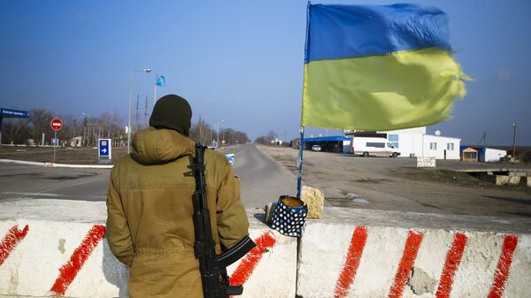 Bandera de Ucrania en la frontera con Crimea (archivo) - Sputnik Mundo