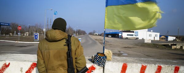 Bandera de Ucrania en la frontera con Crimea (archivo) - Sputnik Mundo
