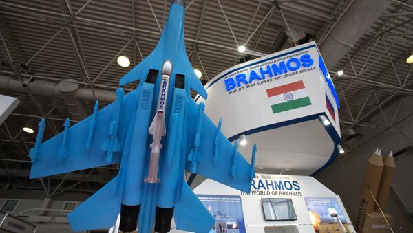 Un misil Brahmos (archivo) - Sputnik Mundo