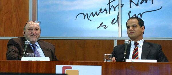 El exdirector de Telesur, el uruguayo Aram Aharonian, y el exministro de Comunicaciones de Venezuela, Andrés Izarra, durante la primera transmisión de la cadena en 2005 (archivo) - Sputnik Mundo