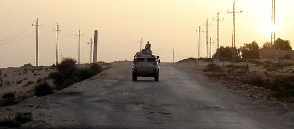 Vehículo militar egipcio en la península de Sinaí - Sputnik Mundo