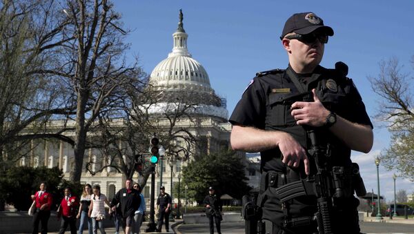 Un herido por disparos en el Centro de Visitantes del Capitolio en Washington - Sputnik Mundo