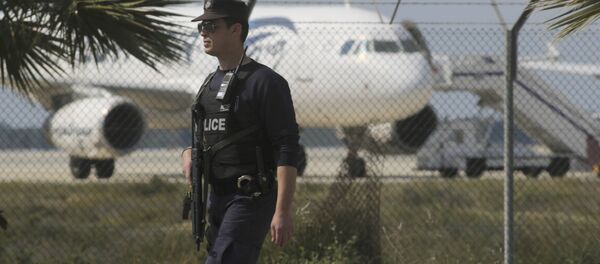 Police stand guard at Larnaca Airport near a hijacked Egyptair Airbus A320 , March 29, 2016 - Sputnik Mundo