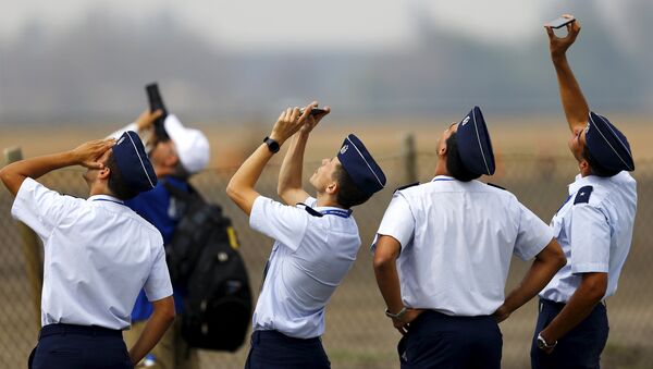 Militares chilenos durante FIDAE 2016 - Sputnik Mundo