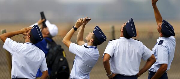 Militares chilenos durante FIDAE 2016 - Sputnik Mundo