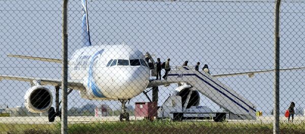 El avión de Egyptair Airbus A320, Chipre, el 29 de marzo de 2016 El avión de Egyptair Airbus A320, Chipre, el 29 de marzo de 2016 - Sputnik Mundo