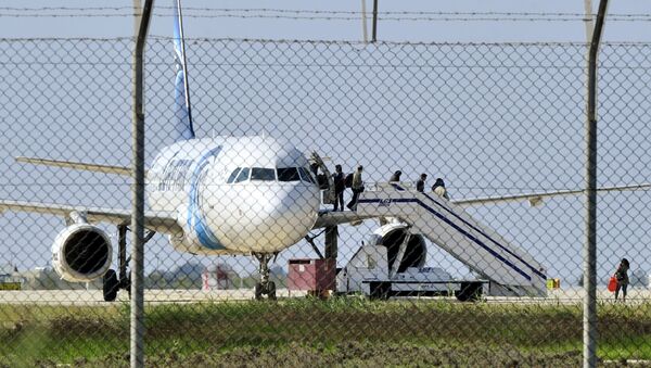 El avión de Egyptair Airbus A320, Chipre, el 29 de marzo de 2016 - Sputnik Mundo