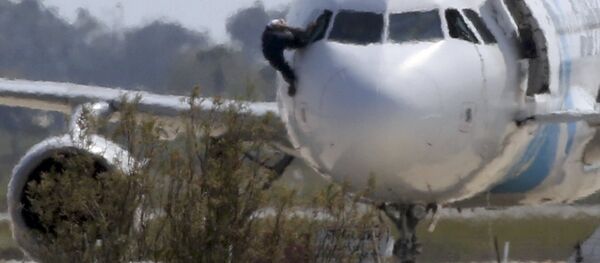 El piloto del A320 secuestrado salta del avión por la ventanilla - Sputnik Mundo