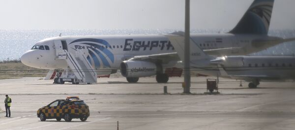 El avión de Egyptair Airbus A320, Chipre, el 29 de marzo de 2016 - Sputnik Mundo