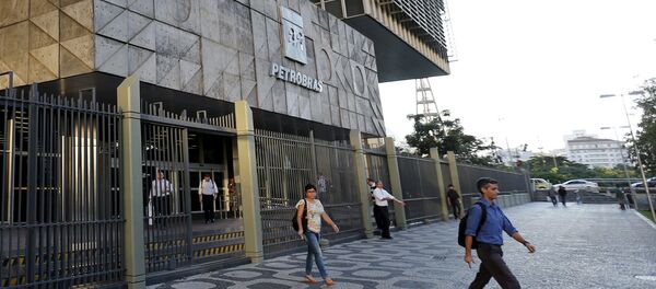 People leave the headquarters building of Petroleo Brasileiro S.A. (PETROBRAS) in Rio de Janeiro, Brazil, March 21, 2016. - Sputnik Mundo
