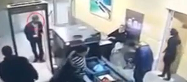 El secuestrador del A320 egipcio en el aeropuerto de Alejandría El secuestrador del A320 egipcio en el aeropuerto de Alejandría - Sputnik Mundo