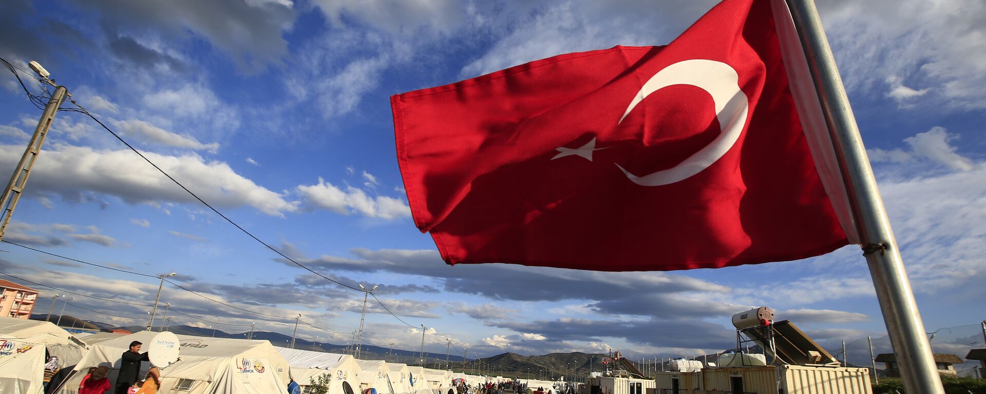 Turkish flag flies at the refugee camp for Syrian refugees in Islahiye, Gaziantep province, southeastern Turkey,Wednesday, March 16, 2016 Turkish flag flies at the refugee camp for Syrian refugees in Islahiye, Gaziantep province, southeastern Turkey,Wednesday, March 16, 2016 - Sputnik Mundo, 1920, 05.04.2024