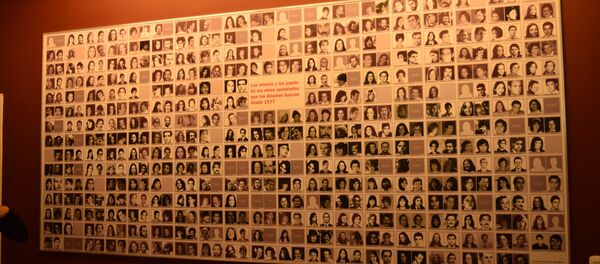 Mural en la Casa por la Identidad con imágenes de padres y madres desaparecidos durante la última dictadura militar argentina - Sputnik Mundo