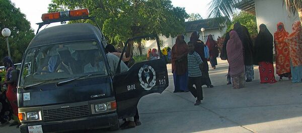Somali women and children stand near and watch a police ambulance that loaded with the body of the Italian nun at the Austrian-funded SOS Hospital in Mogadishu 17 September 2006. - Sputnik Mundo