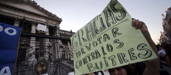 Una mujer con un cartel frente al Congreso en Buenos Aires - Sputnik Mundo
