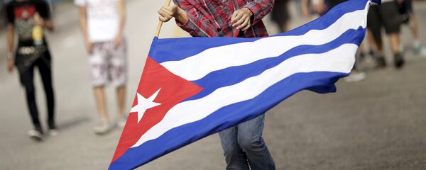 Un hombre con bandera de Cuba - Sputnik Mundo