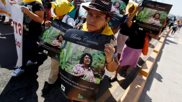 Manifestantes exigen justicia para Berta Cáceres en Tegucigalpa, Honduras