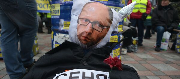 Manifestantes exigen la dimisión de Yatseniuk cerca de la Rada Suprema Manifestantes exigen la dimisión de Yatseniuk cerca de la Rada Suprema - Sputnik Mundo