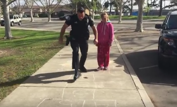 Policía juega a la rayuela con una joven sin techo de EEUU - Sputnik Mundo