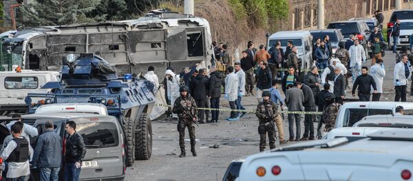 Fuerzas de seguridad turcas en el lugar del atentado en Diyarbakir - Sputnik Mundo