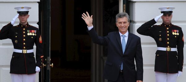 Argentina's President Macri waves as he arrives at the White House - Sputnik Mundo