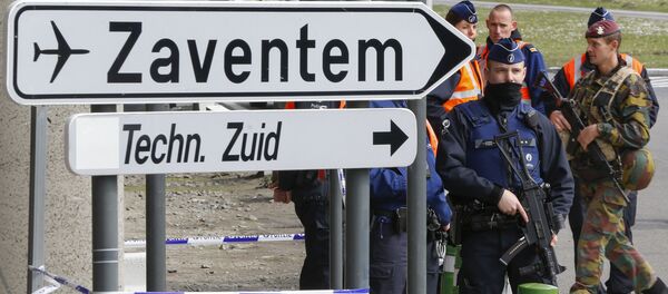 Agentes de policía y soldados belgas controlan el acceso al aeropuerto belga de Zaventem - Sputnik Mundo