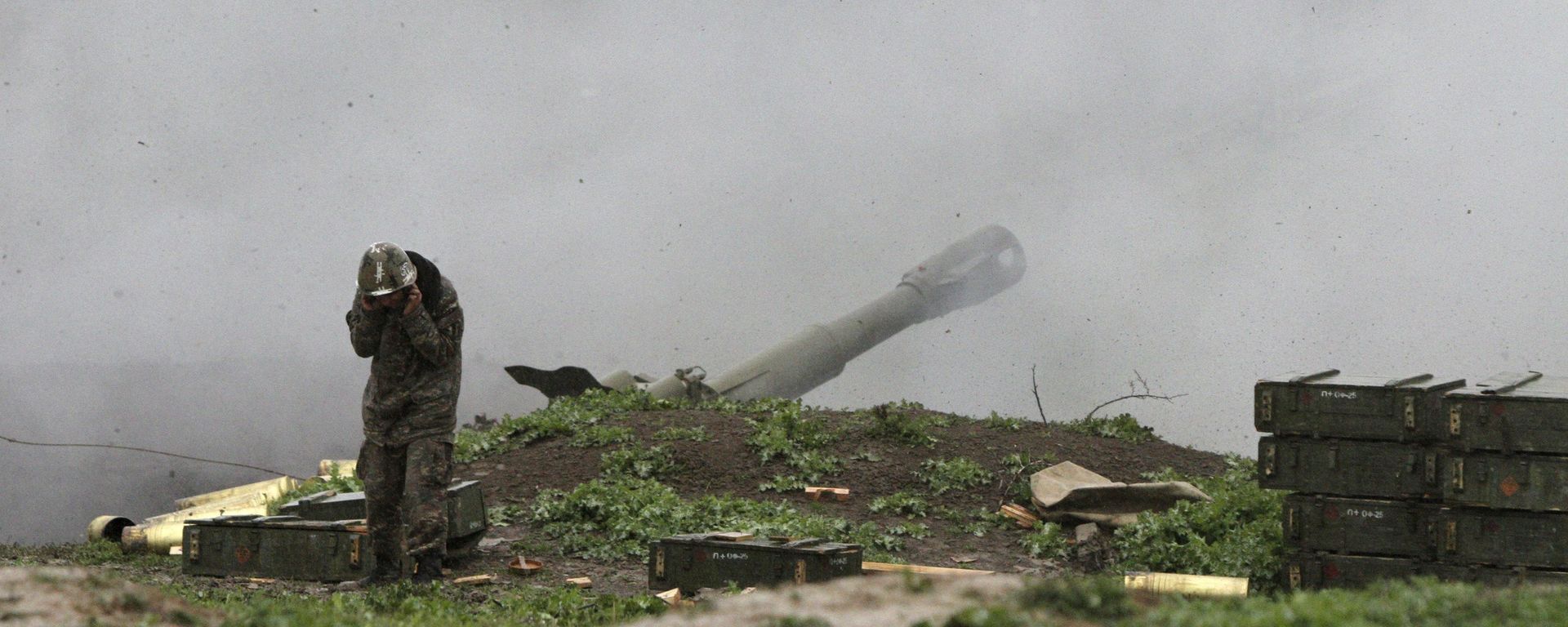 An Armenian serviceman of the self-defense army of Nagorno-Karabakh launch artillery toward Azeri forces in the town of Martakert in Nagorno-Karabakh region, which is controlled by separatist Armenians, April 3, 2016. An Armenian serviceman of the self-defense army of Nagorno-Karabakh launch artillery toward Azeri forces in the town of Martakert in Nagorno-Karabakh region, which is controlled by separatist Armenians, April 3, 2016. - Sputnik Mundo, 1920, 18.05.2021