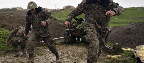 Soldados de la autodefensa de Nagorno Karabaj disparan un cañon de artillería - Sputnik Mundo
