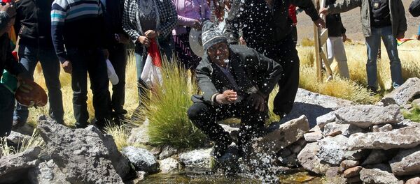 Evo Morales, presidente de Bolivia, salpicando de las aguas del manantial del Silala - Sputnik Mundo