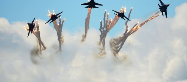 Acrobacias aéreas del grupo Russkie Vitiazi - Sputnik Mundo