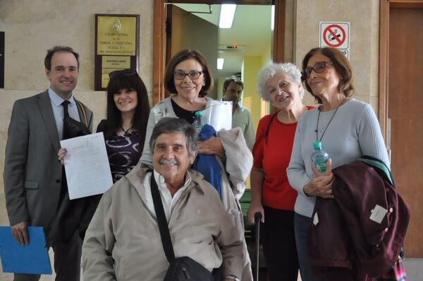 Por orden de aparición de izquierda a derecha: el abogado Máximo Castex, una de los tres querellantes originales que dio comienzo a la causa, Adriana Fernández, también representante de la Asociación por la Recuperación de la Memoria Histórica, la abogada Ana Messuti, y a su lado dos representantes más de la ARMH. Enfrente de Messuti, el abogado Carlos Slepoy, también parte de la querella. Por orden de aparición de izquierda a derecha: el abogado Máximo Castex, una de los tres querellantes originales que dio comienzo a la causa, Adriana Fernández, también representante de la Asociación por la Recuperación de la Memoria Histórica, la abogada Ana Messuti, y a su lado dos representantes más de la ARMH. Enfrente de Messuti, el abogado Carlos Slepoy, también parte de la querella. - Sputnik Mundo