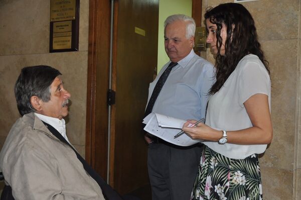 Carlos Slepoy hablando con el secretario de la jueza, Alfredo Mangano, y otra secretaria de la magistrada, a las puertas del juzgado. Carlos Slepoy hablando con el secretario de la jueza, Alfredo Mangano, y otra secretaria de la magistrada, a las puertas del juzgado. - Sputnik Mundo