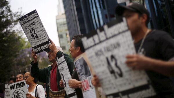 Manifestación por la masacre de los estudiantes de Ayotzinapa - Sputnik Mundo