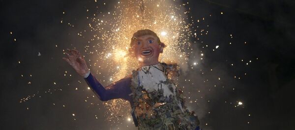 Mexicanos queman una efigie de Donald Trump Mexicanos queman una efigie de Donald Trump - Sputnik Mundo