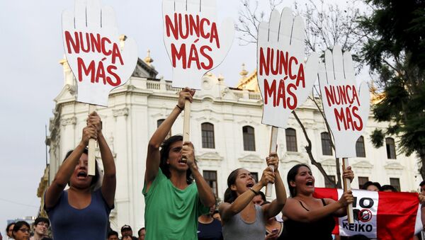 Protesters holding signs march against Peruvian presidential candidate Keiko Fujimori in downtown Lima, Peru, April 5, 2016. - Sputnik Mundo