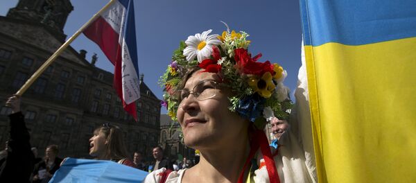 Mujer ucraniana en la manifestación a respeto del referendum, Ámsterdam, el 3 de abril de 2016. - Sputnik Mundo