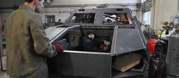 La producción de los autos blindados Dozor-B - Sputnik Mundo